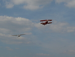 Aerotek Pitts S-2A Special schleppt Segelflugzeug D-8447,Schleicher KA-6