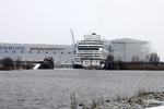 Langsam wird das Kreuzfahrtschiff in Richtung des Schleusentores gezogen.