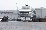 Langsam wird das Kreuzfahrtschiff in Richtung des Schleusentores gezogen.