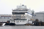Die AIDAblu wird bewegt sich durch die Dockschleuse.