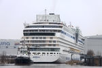 Der Schlepper Bremerhaven wirkt klein