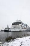 Schlepper und Kreuzfahrtschiff