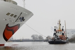 Der Schlepper Wal am Bug der AIDAblu