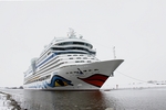 Großes Schiff in schmalem Fluß