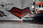 Bug mit aufgemaltem Mund hinter Schlepper
