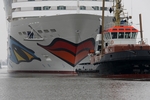 Bug mit aufgemaltem Mund hinter Schlepper