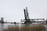 Die Friesenbrücke, eine Eisenbahnbrücke, ist für die Durchfahrt des Schiffes aufgeklappt und teilweise demontiert worden.