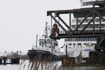 Der Schlepper Bremerhaven kurz vor der Durchfahrt Friesenbrücke