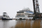 Das weiße Kreuzfahrtschiff kurz vor der Brücke
