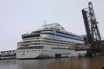 Trotz des noch hellen Tages kann man schon leicht die Beleuchtung auf dem Schiff sehen.