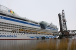Der Bug des Schiffes ist schon zwischen den Brückenfundament und den Stahlträgern der Brücke zu sehen.