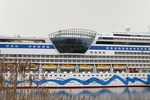 Markant ist die große Verglasung oben in der Mitte des Schiffes.