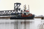 Der Schlepper Wal hat die Friesenbrücke passiert.
