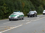 Polizeiwagen und Begleitfahrzeug