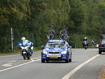 Polizeimotorrad und Begleitfahrzeug