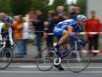 Der vorderer Radrennfahrer, dicht verfolgt.